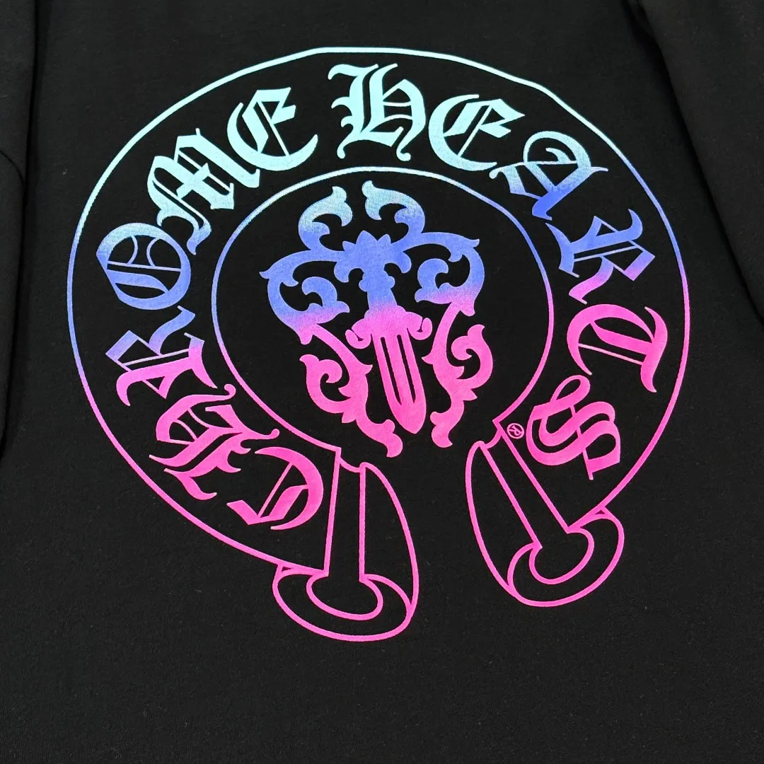 P180 Chrome Hearts Chrome Hearts 25 high version. The fabric is made of 300 grams of high-density pure cotton. It does not deform or shrink. It has three labels. It is the same style for men and women. Technology: digital direct-injection printing. Color: white, black. SIZE: S-XL.